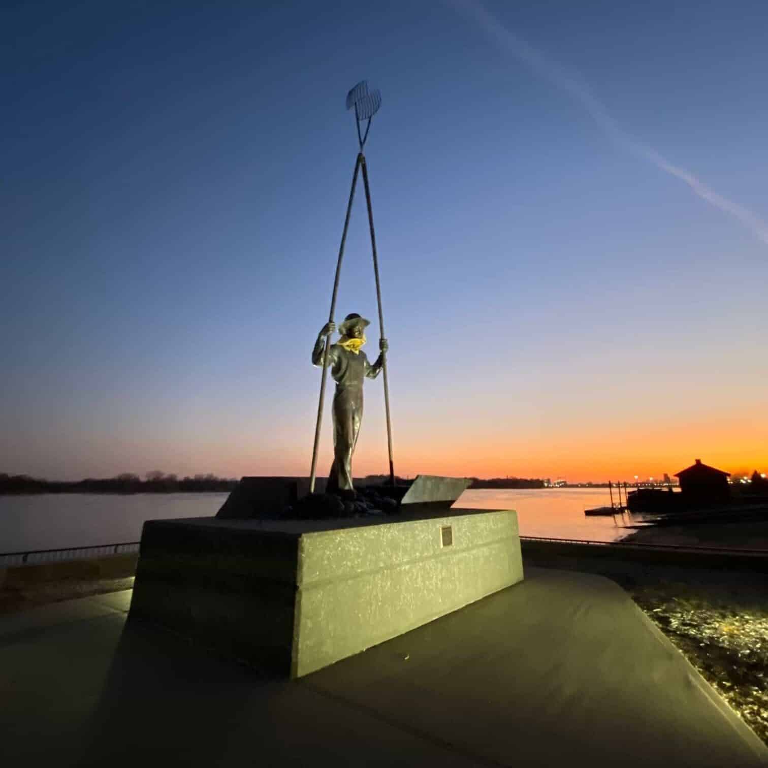 Gus, the clammer statue on Mississippi river